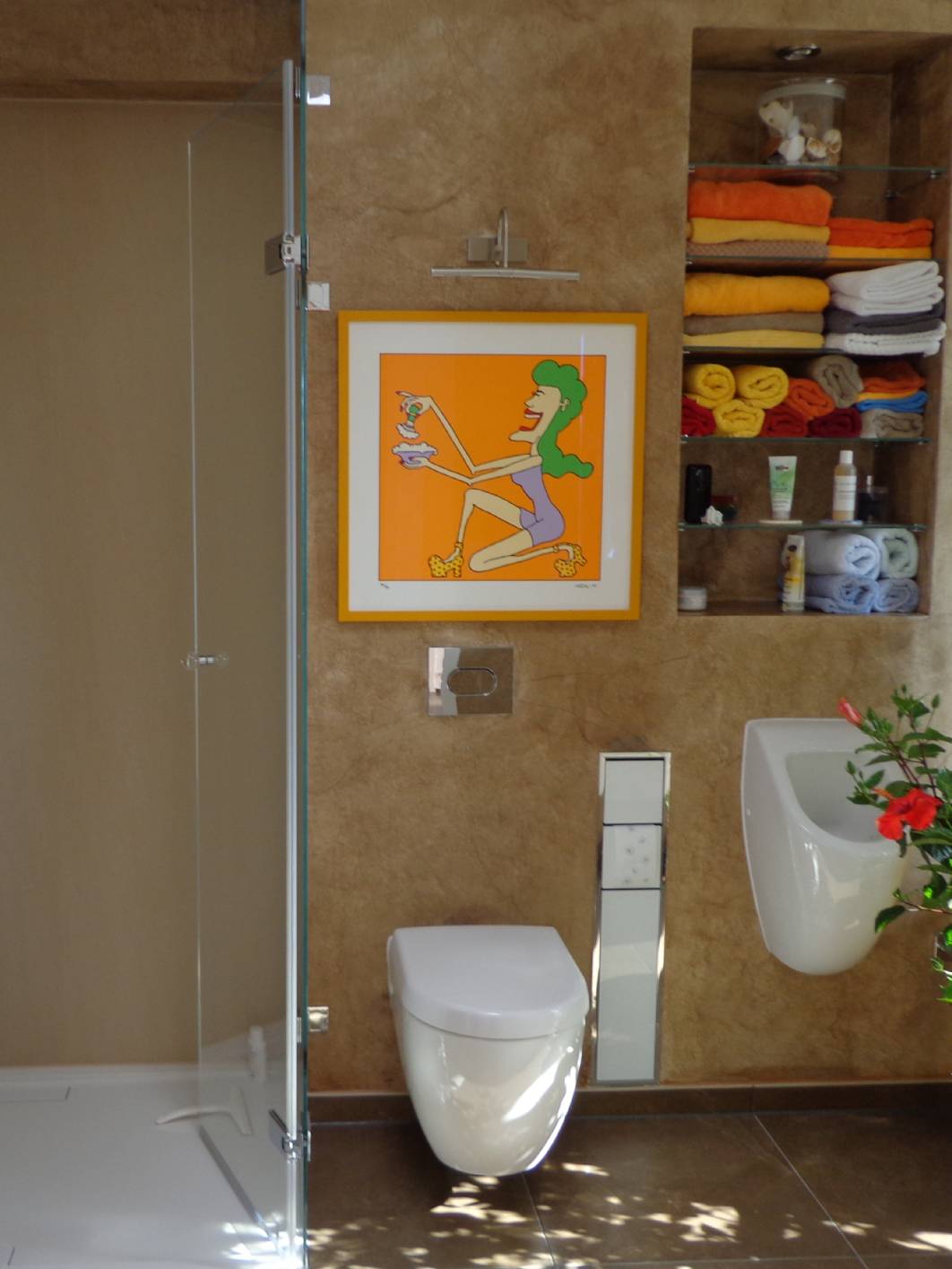 In einer Wohnung in der Borkumstraße wurden von Malermeister Schimpf die Malerarbeiten ausgeführt. In dem Neubau in Berlin Pankow wurde auch eine Wohnungsgestaltung als Marmormalerei in der Küche und den Bädern angebracht. Nach den Malerarbeiten hat der Berliner – Maler – Innungsbetrieb eine Glättetechnik als Kalkspachtel zur besseren Oberflächenveredelung gespachtelt. Die Marmorimitation wurde dann in mehreren Schichten als Lasurtechnik aufgetragen. Diese Art von Marmorierung ist sehr widerstandsfähig gegen Feuchtigkeit und Spritzwasser. Der Malerbetrieb Malermeister & staatl. geprüfter Techniker Norbert Schimpf hat sich auf exklusive und hochwertige Maltechniken spezialisiert.